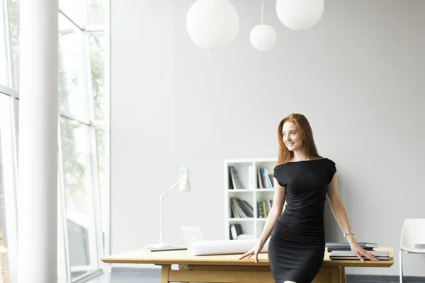 Junge Frau im Büro — Stockfoto