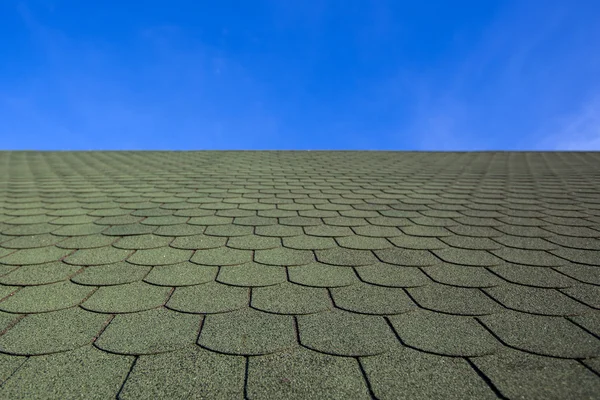 Зеленая плитка на крыше — стоковое фото