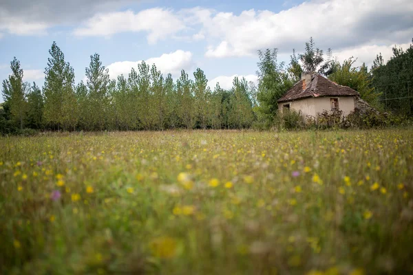 Вид на дом в сельской местности — стоковое фото
