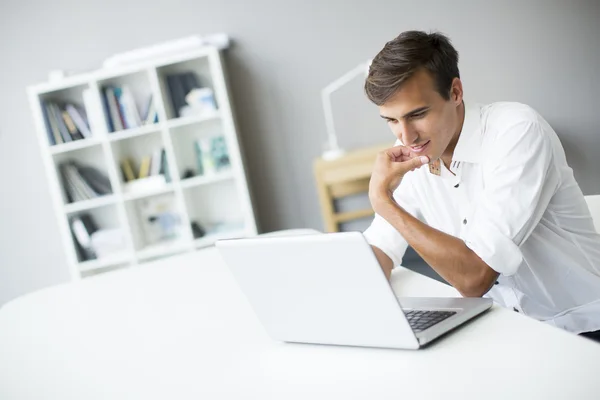 Jeune homme dans le bureau — Photo