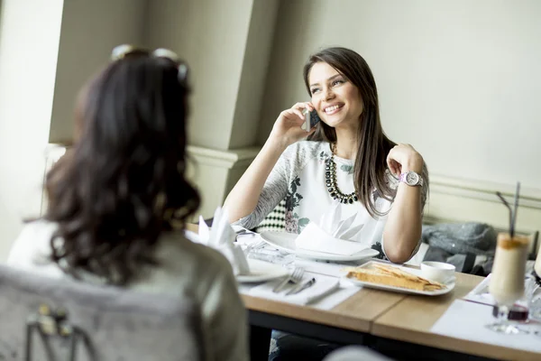 Jonge vrouwen in het restaurant — Stockfoto