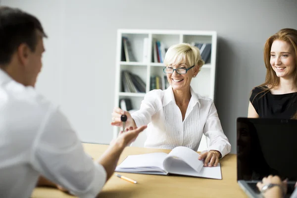 Mujer dando llave — Foto de Stock