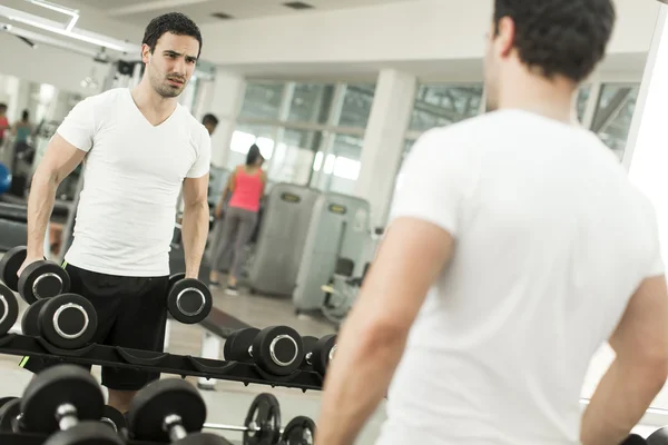 Joven en el gimnasio — Foto de Stock