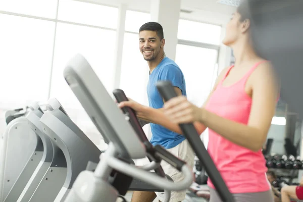 Jóvenes entrenando en el gimnasio — Foto de Stock