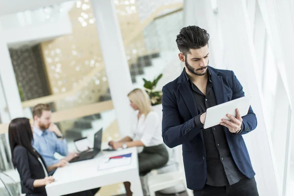 Persone che lavorano in ufficio — Foto Stock