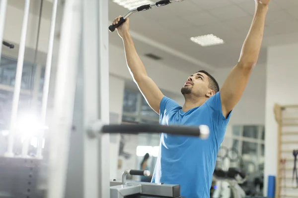 Hombre entrenando en el gimnasio — Foto de Stock