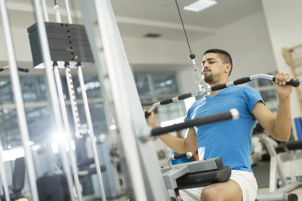 Entraînement d'homme au gymnase — Photo