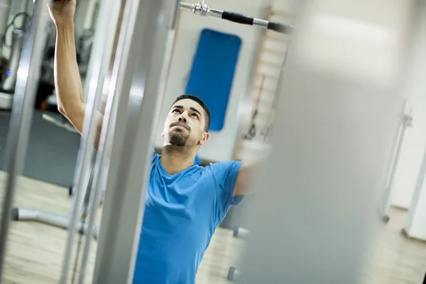 Man tränar i gymmet — Stockfoto