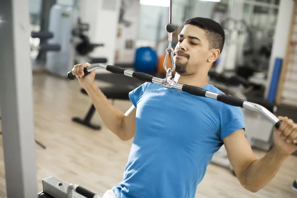 Man training in the gym — Stock Photo, Image