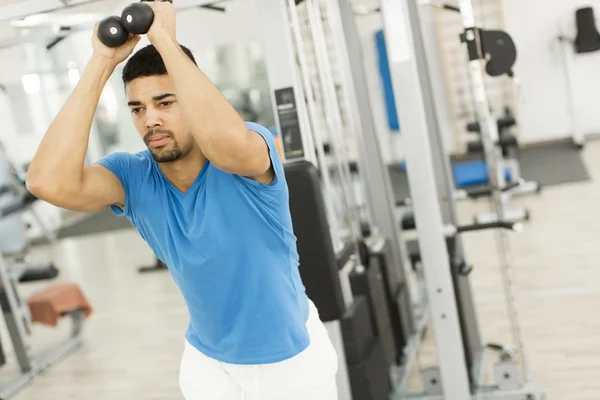 Hombre entrenando en el gimnasio — Foto de Stock