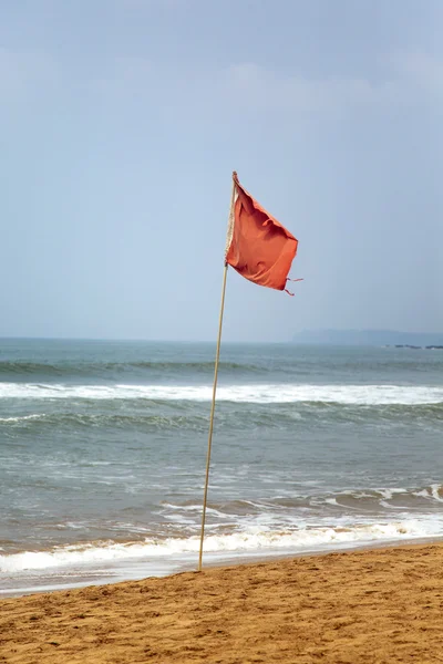 Drapeau rouge sur la plage — Photo