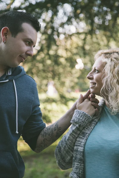 Couple aimant dans le parc — Photo