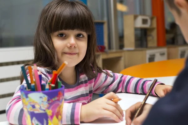 Menina desenho na sala de jogos — Fotografia de Stock