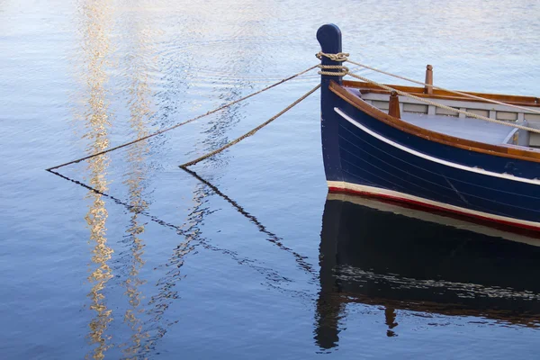 Анкерний човен у воді — стокове фото
