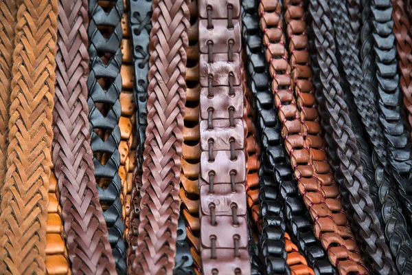 Ledergürtel auf dem Markt — Stockfoto