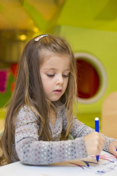 Menina desenho na sala de jogos — Fotografia de Stock