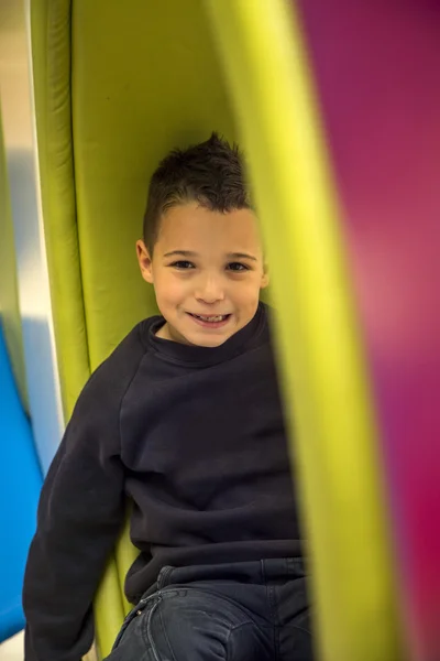 Kleine jongen op speelplaats — Stockfoto