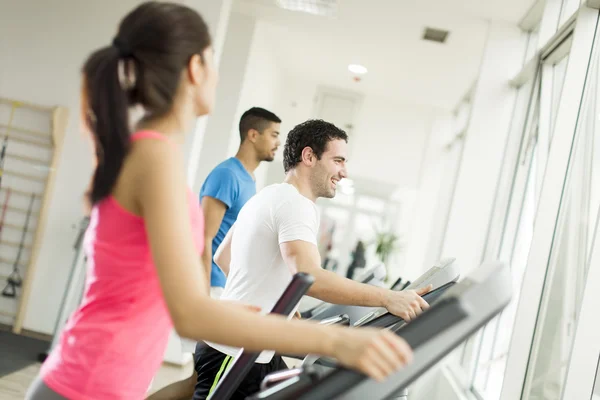 Jóvenes entrenando en el gimnasio — Foto de Stock