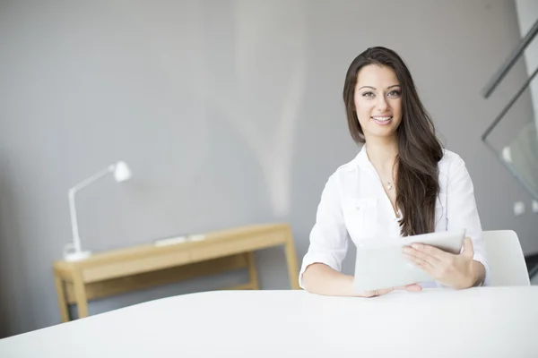 Jeune femme dans le bureau — Photo