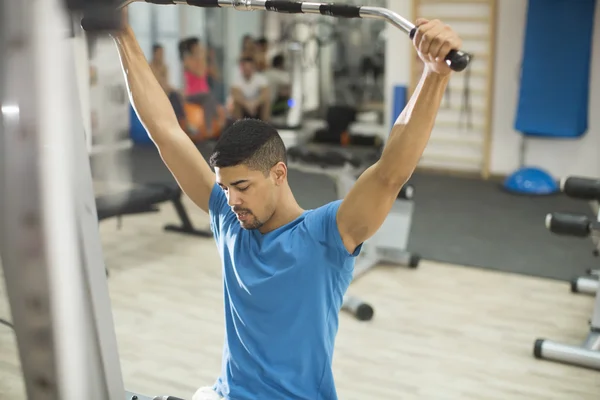 Hombre entrenando en el gimnasio — Foto de Stock