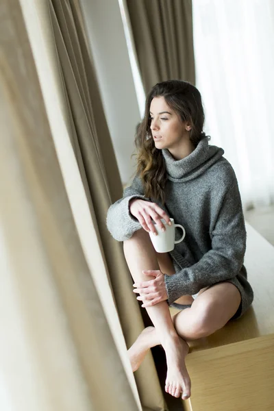 Mooie jonge vrouw. — Stockfoto