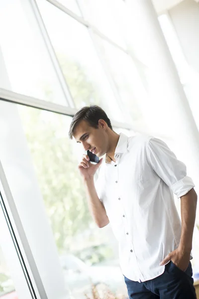 Junger Mann im Büro — Stockfoto