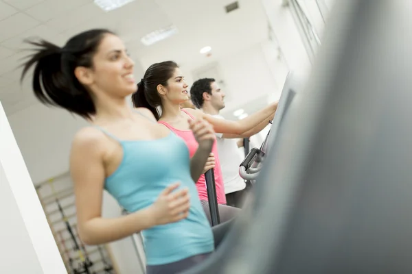 Les personnes qui s'entraînent dans la salle de gym — Photo