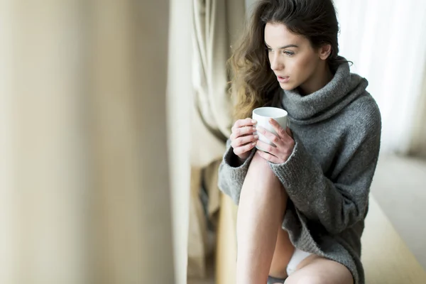 Mooie jonge vrouw. — Stockfoto