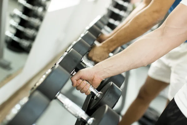 Haltères dans le gymnase gros plan — Photo