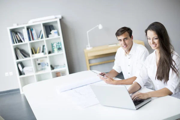 Junge Leute im Büro — Stockfoto