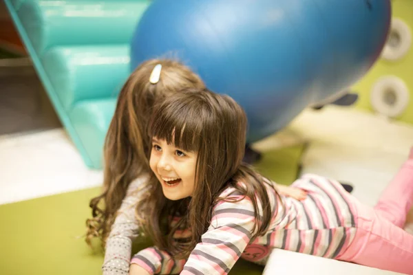 Kleines Mädchen im Spielzimmer — Stockfoto