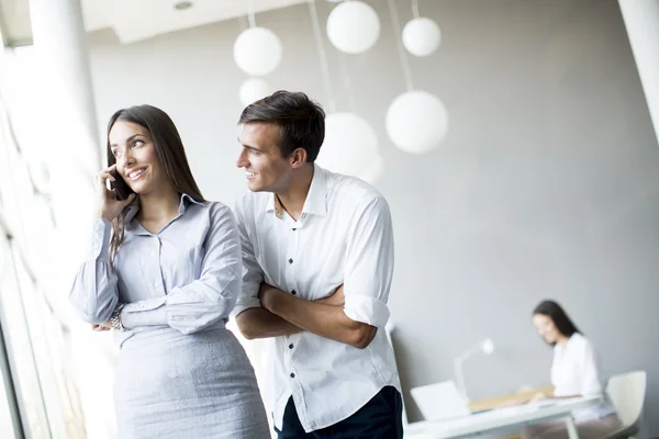 Junge Leute im Büro — Stockfoto