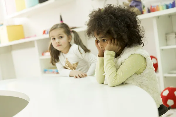 Liitle meninas na sala de jogos — Fotografia de Stock