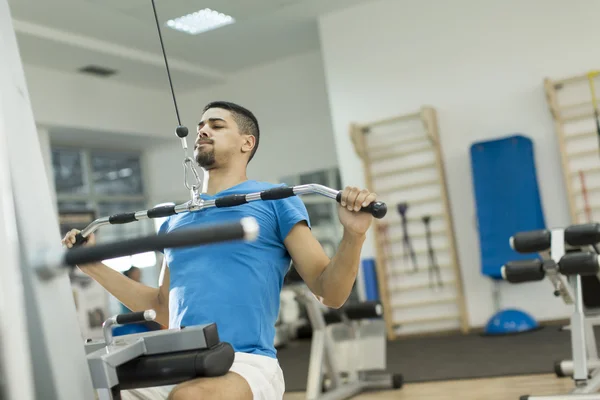 Entraînement d'homme au gymnase — Photo