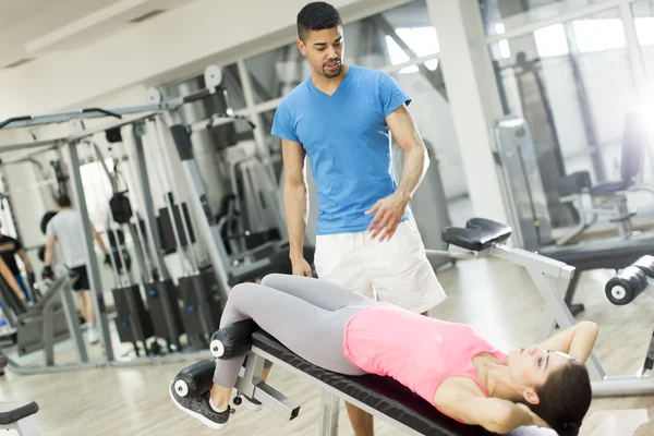 Allenamento femminile in palestra — Foto Stock