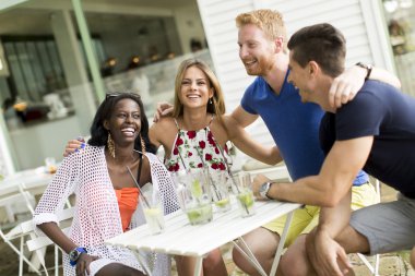 Genç çok ırklı arkadaşlar