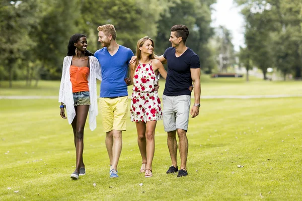 Jonge multiraciale vrienden — Stockfoto