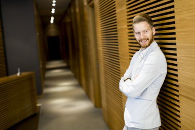 Ofisteki genç adam.