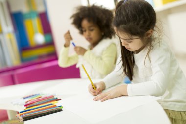 Çok ırklı çocuklar oyun odası