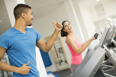 Spor salonunda eğitim insanlar