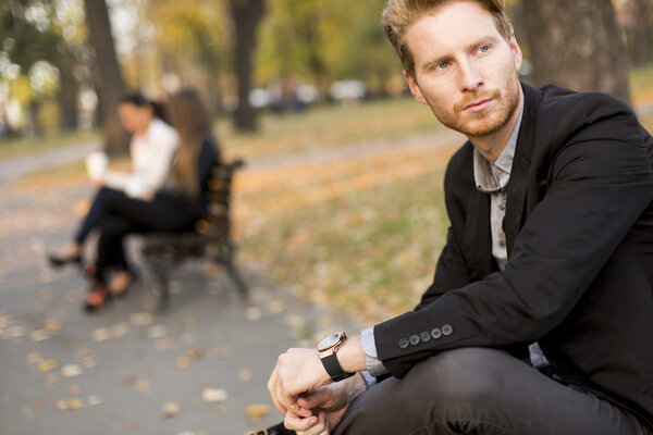 Молодой человек в парке
