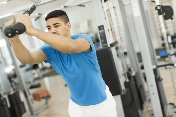 Man training in the gym — Stock Photo, Image