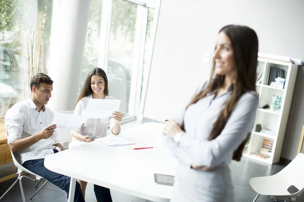 Jóvenes en la oficina — Foto de Stock