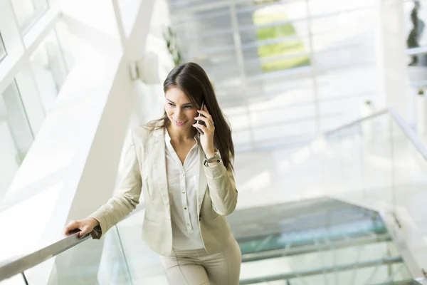 Mujer sube las escaleras — Foto de Stock