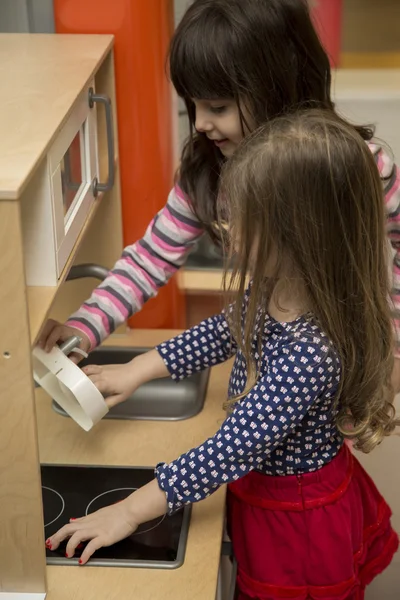 Pequena menina na sala de jogos — Fotografia de Stock