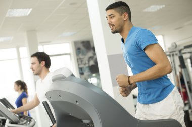 Spor salonunda genç erkekler