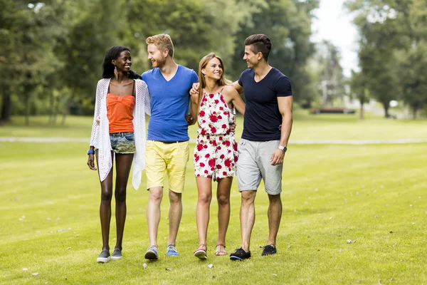 Junge multirassische Freunde — Stockfoto