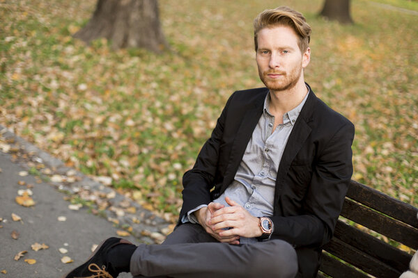 Молодой человек в парке
