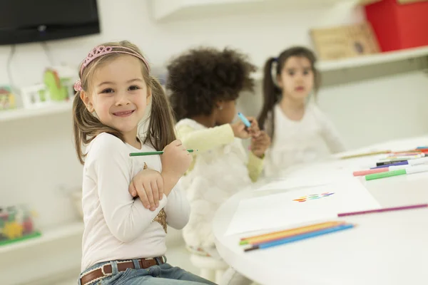 Crianças multirraciais na sala de jogos — Fotografia de Stock