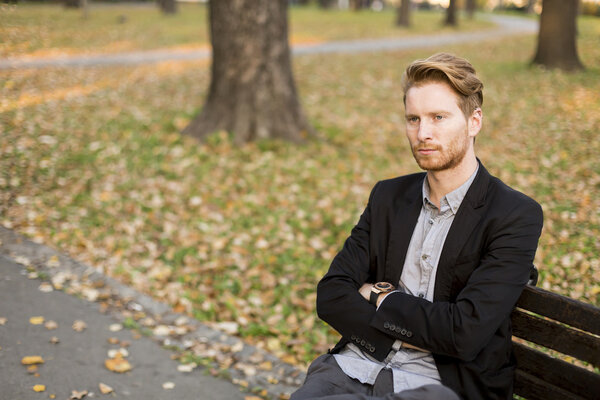 Молодой человек в парке
